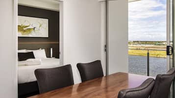 Ropa de cama de alta calidad y caja de seguridad en la habitación