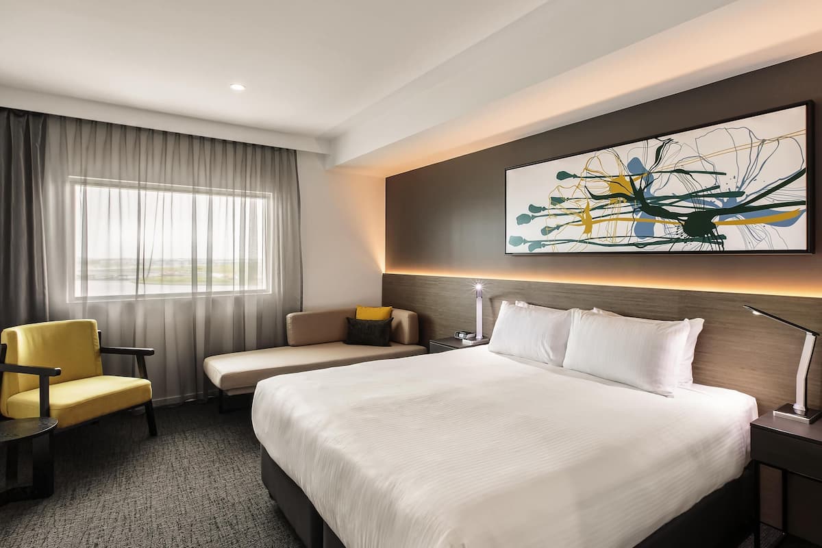 Premium bedding, in-room safe, desk, laptop workspace