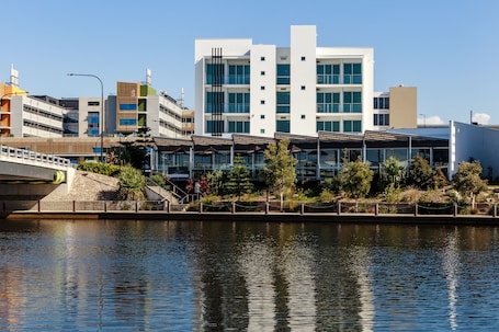Exterior. Mercure Sunshine Coast Kawana Waters