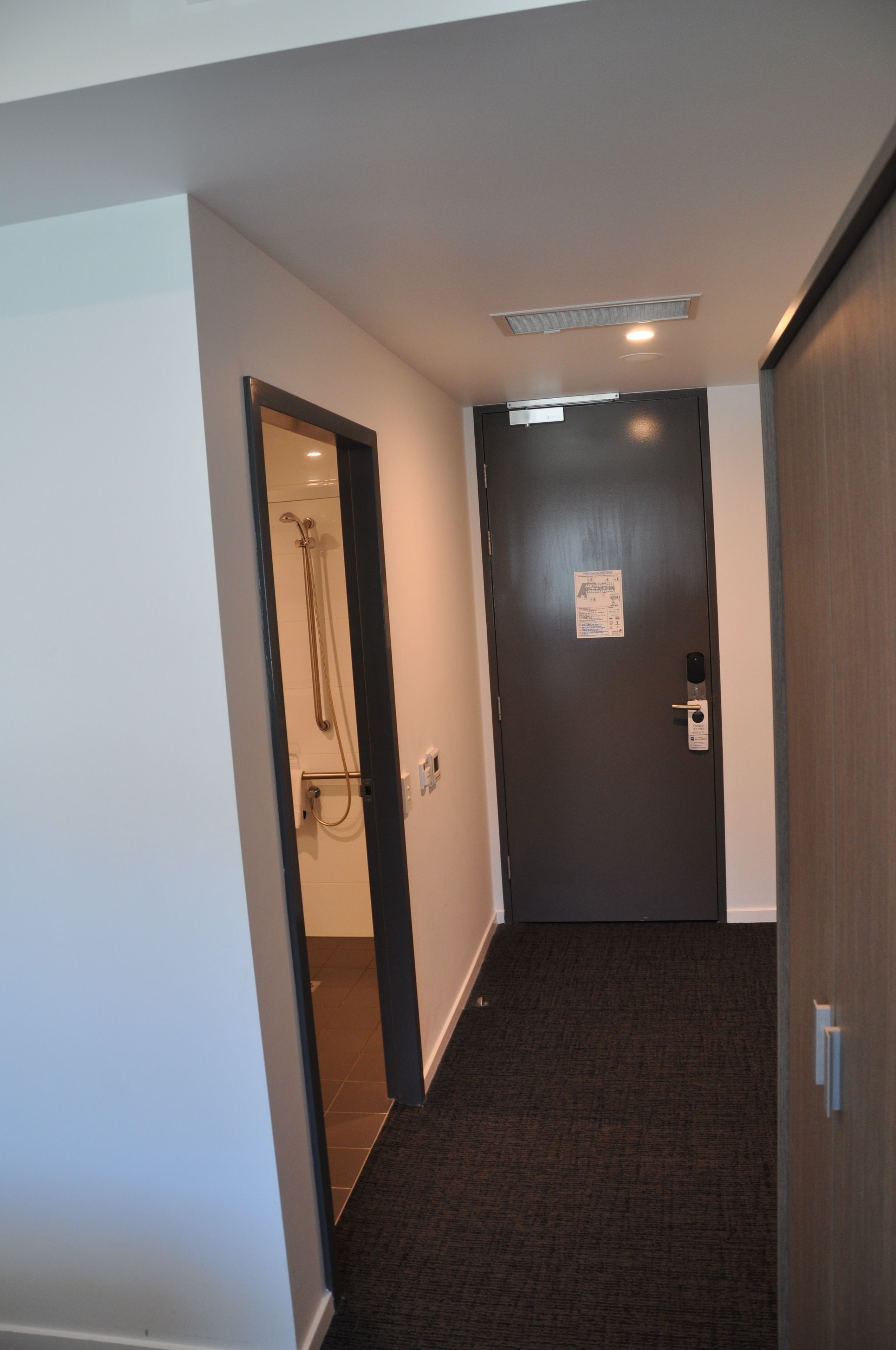 deluxe room, 1 king bed, accessible, non smoking | 1 bedroom, premium bedding, in-room safe, desk