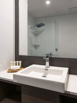 Ducha, artículos de tocador ecológicos, secador de pelo, toallas
