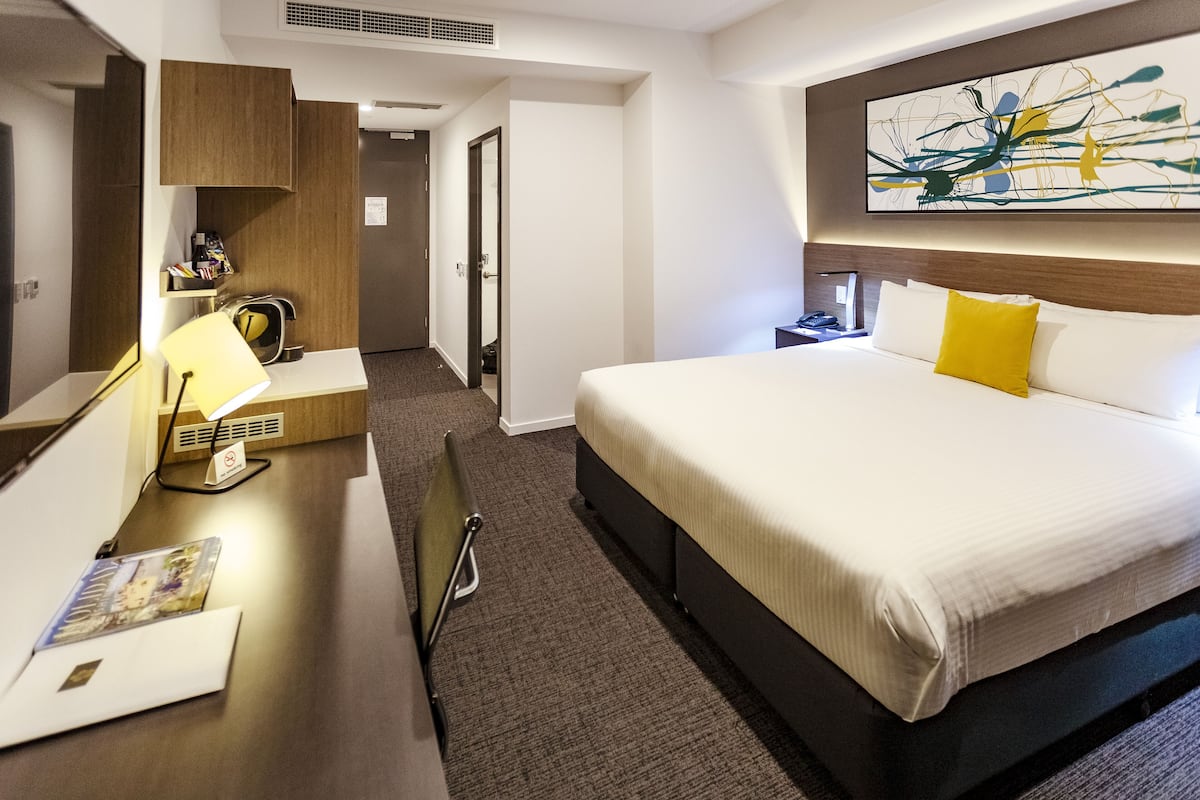Premium bedding, in-room safe, desk, laptop workspace
