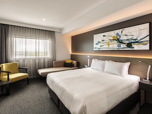 Premium bedding, in-room safe, desk, laptop workspace - Mercure Sunshine Coast Kawana Waters (Birtinya)