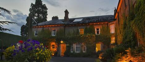 施設の正面 (日没後)