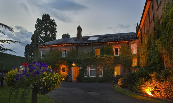 Front of property – evening/night - St Andrews Town Hotel (Droitwich)