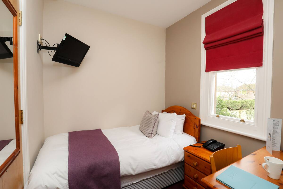Escritorio, wifi gratis, ropa de cama