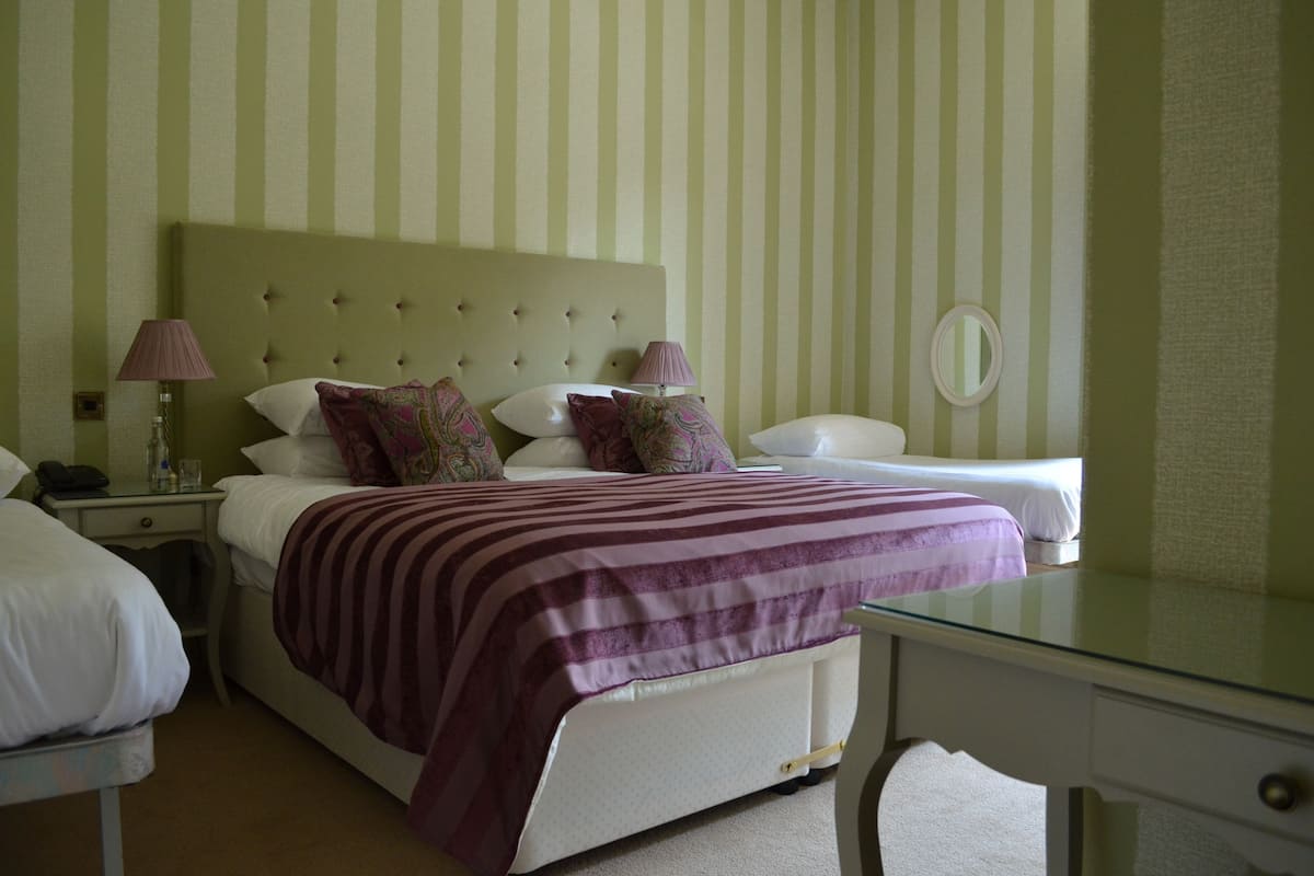 Familiekamer, meerdere bedden | 1 slaapkamer, een bureau, gratis wifi, beddengoed