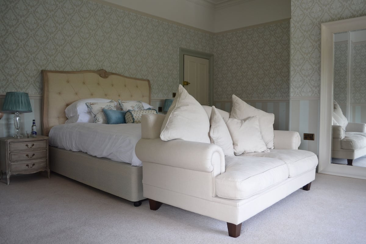 Junior suite, 1 kingsize bed | 1 slaapkamer, een bureau, gratis wifi, beddengoed