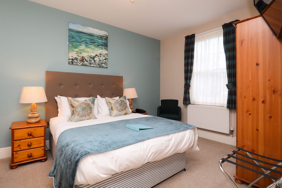 Standaard tweepersoonskamer, 1 kingsize bed | 1 slaapkamer, een bureau, gratis wifi, beddengoed