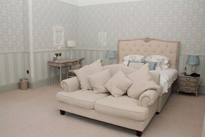 Junior Suite, 1 King Bed | Desk, free WiFi, bed sheets - St Andrews Town Hotel (Droitwich)