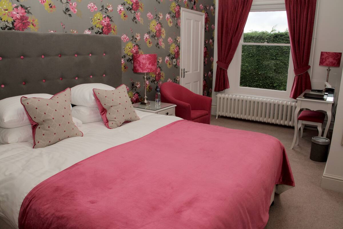Habitación doble superior, 1 cama de matrimonio grande | Escritorio, wifi gratis, ropa de cama