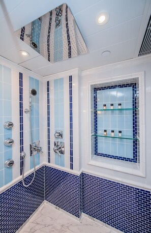 Ducha, artículos de tocador gratuitos, secador de pelo, pantuflas