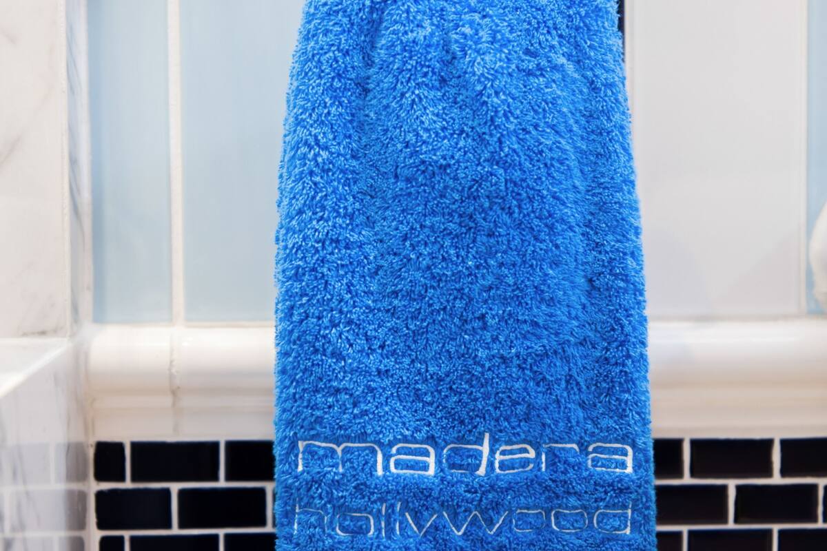 Bad | Dusj, toalettartikler (inkludert), hårføner og tøfler