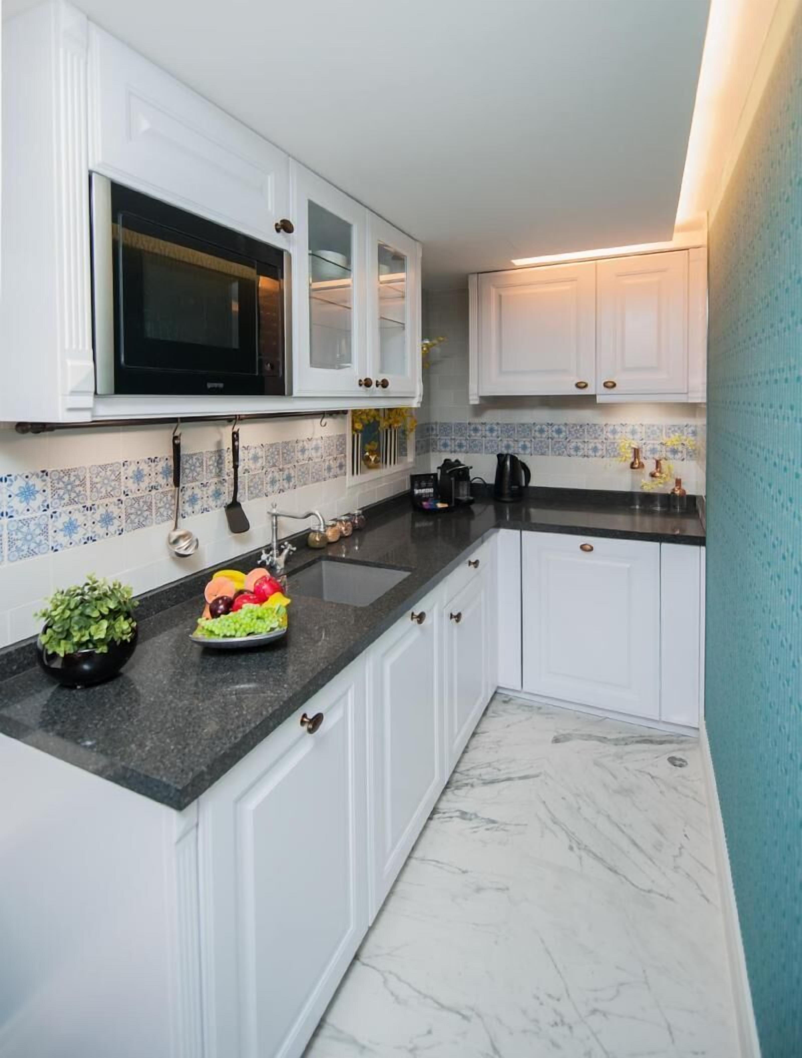 Private kitchen | Fridge, microwave, coffee/tea maker