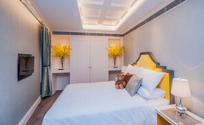 Deluxe Queen Suite | 1 bedroom, minibar, in-room safe, desk - Madera Hollywood (Hong Kong)