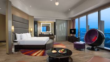 Royal Room, 1 King Bed (Gold) | In-room safe, desk, laptop workspace, blackout drapes