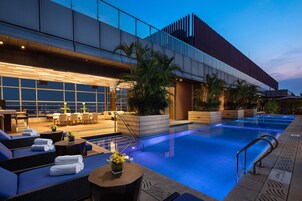 Kauden mukainen ulkouima-allas avoinna 10.00–19.00, aurinkovarjoja