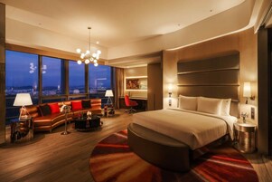 Studio Suite, 1 Tempat Tidur King (Gold) | Brankas, meja kerja, ruang kerja ramah laptop, dan tirai kedap cahaya