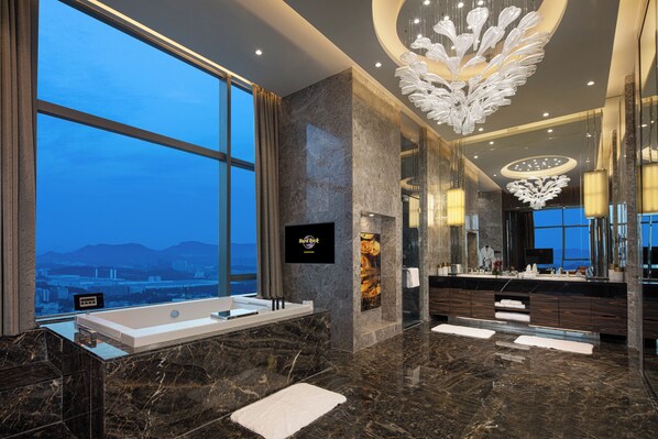 Suite (Rock Star) | Bathroom | Separate tub and shower, deep soaking tub, rainfall showerhead - Hard Rock Hotel Shenzhen (Shenzhen)