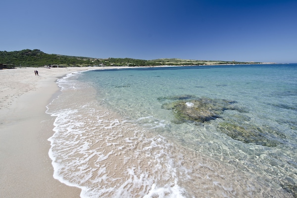 Ubicación cercana a la playa, submarinismo, buceo con tubo y pesca