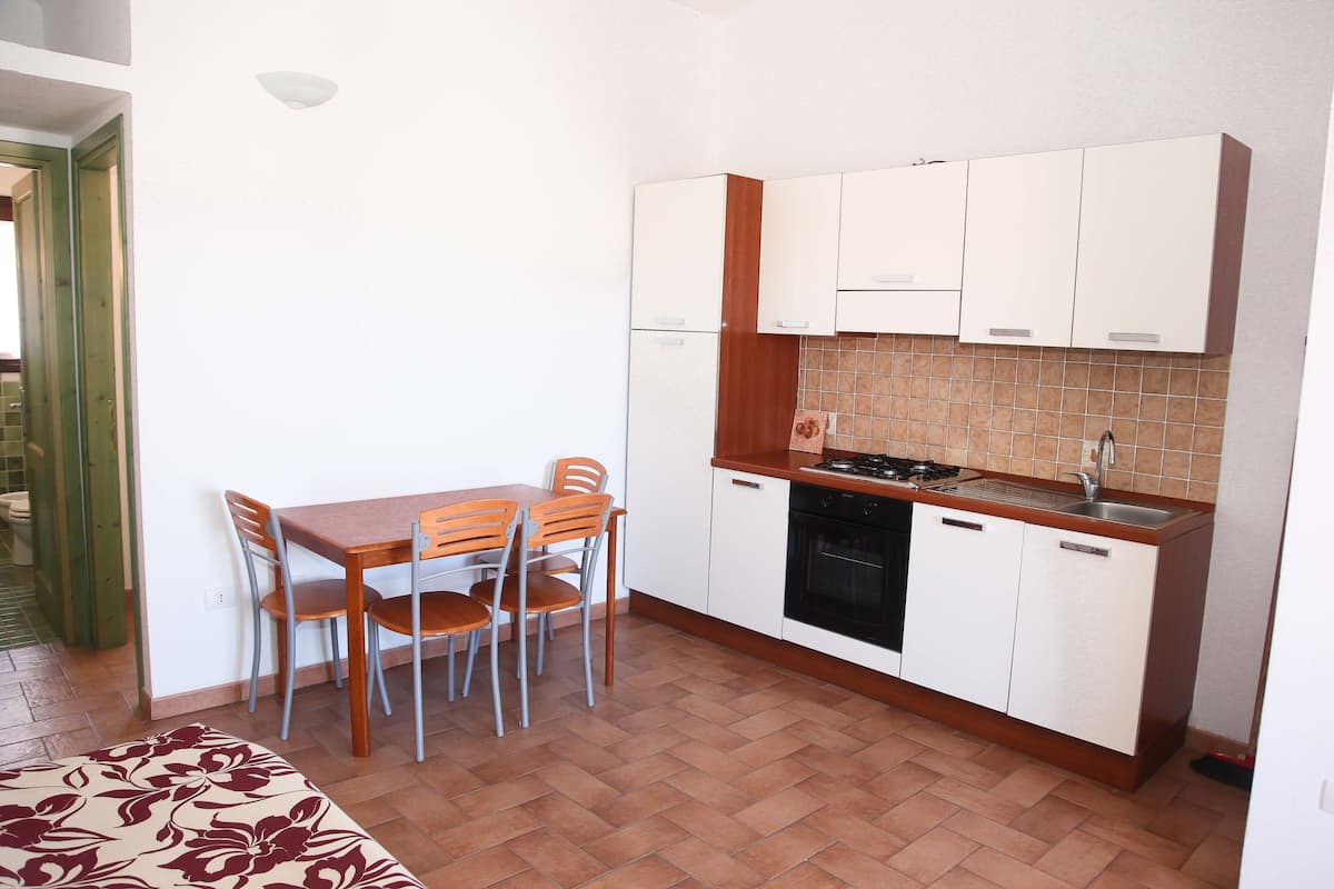 Full-size fridge, stovetop, cookware/dishes/utensils