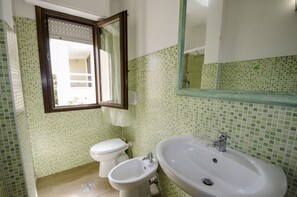Superior Apartment, 2 Bedrooms | Bathroom | Shower, hair dryer, bidet
