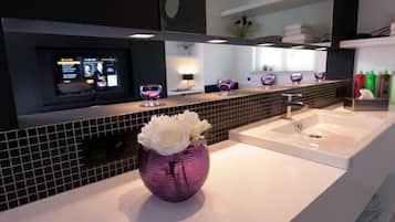 Loft | Premium bedding, free minibar, desk, soundproofing