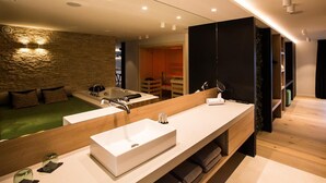 A modern bathroom with a large mirror, two sinks, and a bathtub. - Wellness Hasselt Bed & Breakfast (Hasselt)