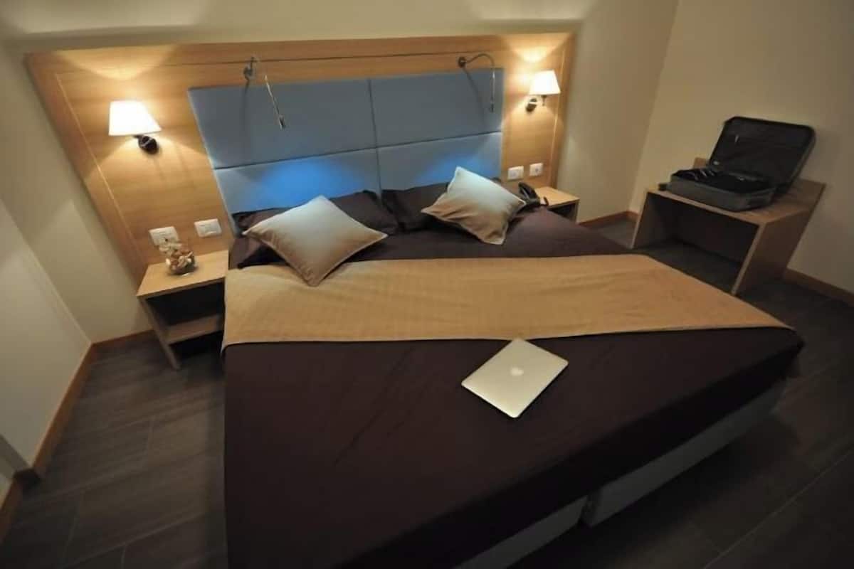 In-room safe, desk, blackout drapes, soundproofing