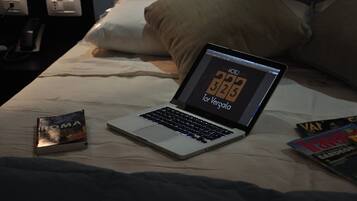 Brankas, meja kerja, tirai kedap cahaya, dan kedap suara