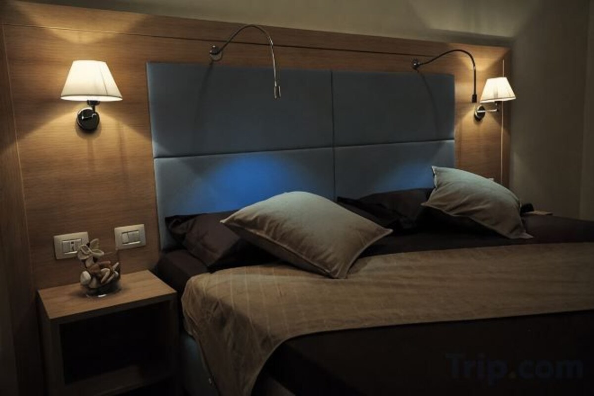 In-room safe, desk, blackout drapes, soundproofing