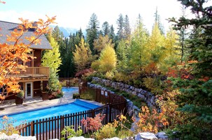 Una piscina al aire libre de temporada