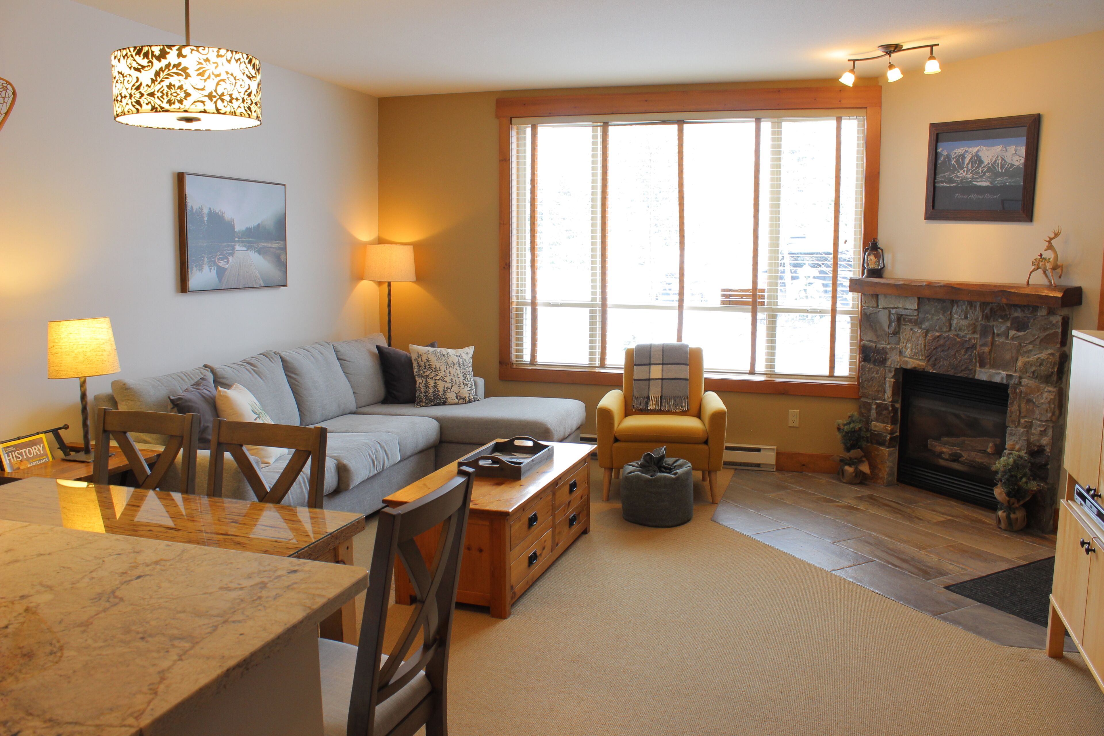 Timberline Lodges King Fir #411 | Oppholdsområde | En 40-tommers Flatskjerm-TV med kabel-kanaler samt TV og peis