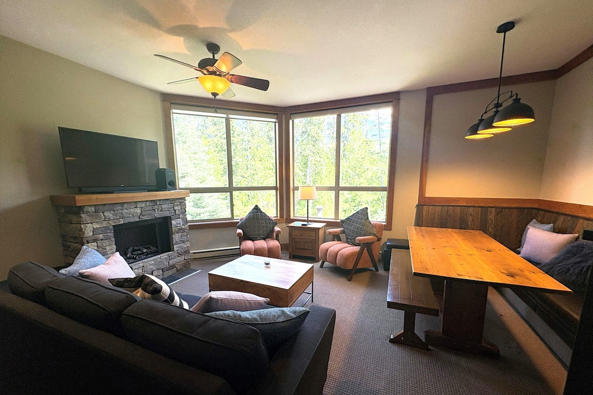 Timberline Lodges Juniper #634 | Living area | 40-inch flat-screen TV with cable channels, TV, fireplace