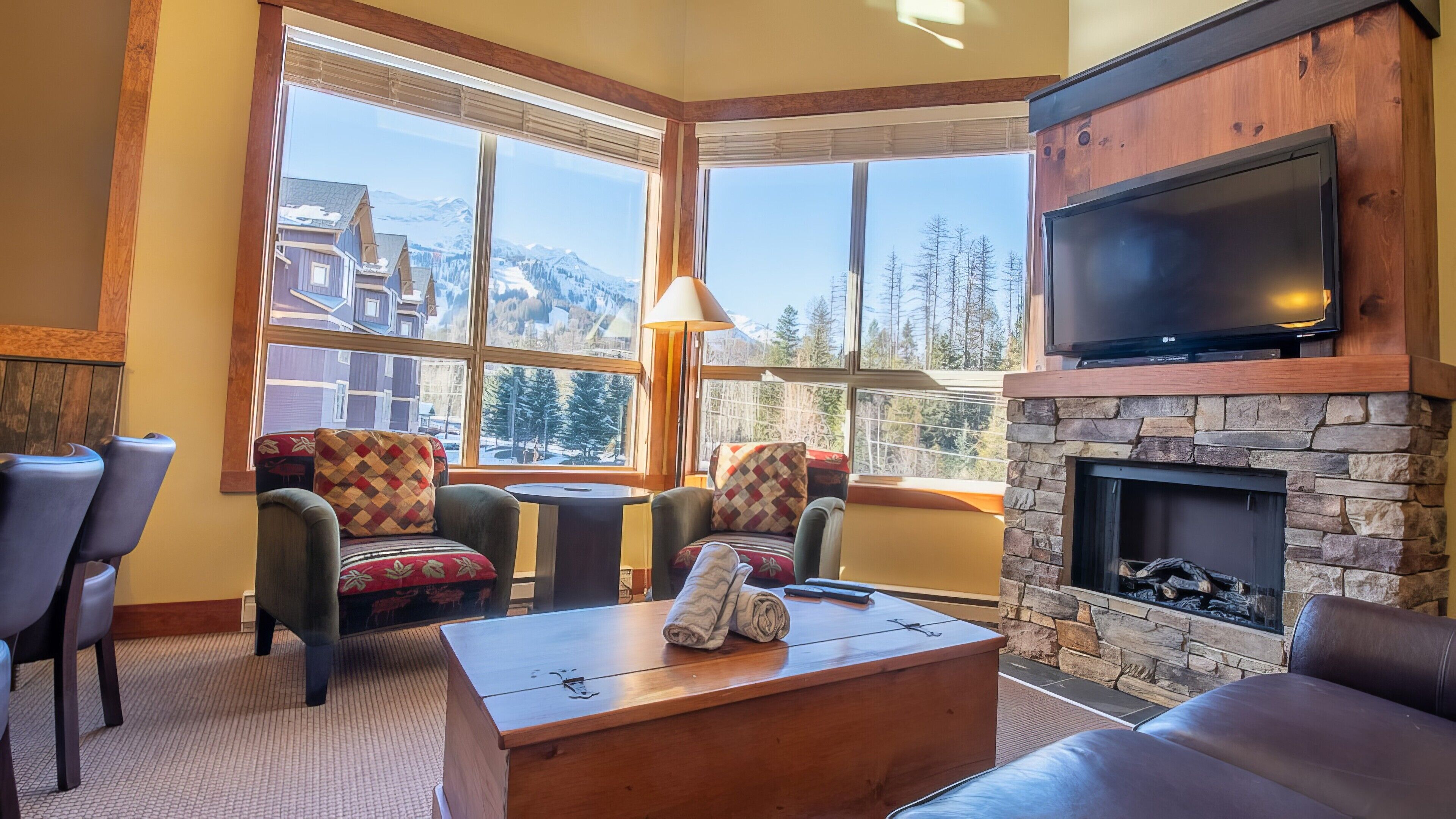 Timberline Lodges Juniper #645 | Living area | 40-inch flat-screen TV with cable channels, TV, fireplace