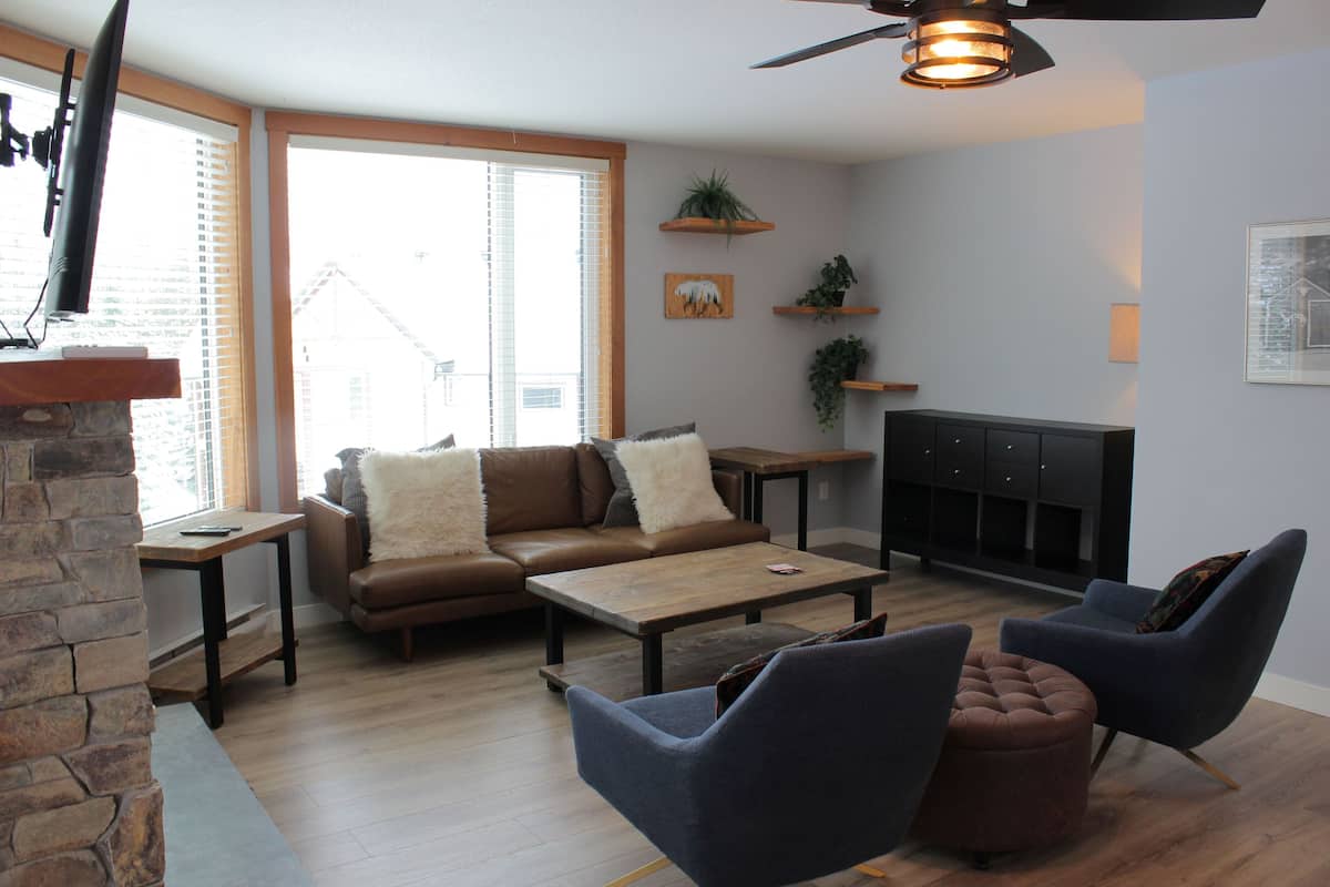 Timberline Lodges Spruce #236 | Living area | 40-inch flat-screen TV with cable channels, TV, fireplace