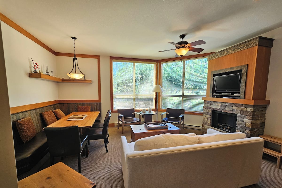 Timberline Lodges Juniper #625 | Living area | 40-inch flat-screen TV with cable channels, TV, fireplace