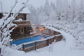 Seasonal outdoor pool - Timberline Lodges by Fernie Lodging Co (Fernie)