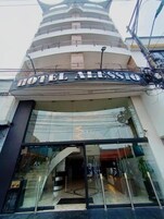 Un hotel de diseño moderno, con un letrero llamativo que muestra el nombre 'HOTEL ALESSIO'.