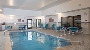 Piscina interna, funciona das 6h às 23h, guarda-sóis, espreguiçadeiras