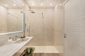 Habitación triple Deluxe, vistas al jardín, en edificio anexo (Via di murlo, 10/E) | Baño | Ducha, artículos de higiene personal gratuitos, secador de pelo y bidé