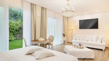 Luxe studio suite, bijgebouw (Via di murlo, 10/E) | Woonruimte | Flatscreentelevisie