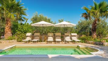 Hồ bơi ngoài trời phục vụ theo mùa, dù/ô trên bãi biển/hồ bơi