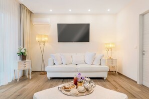 ห้องลักซ์ชัวรี่สตูดิโอสวีท, อาคารเสริม (Via di murlo, 10/E) | บริเวณนั่งเล่น | ทีวีจอแบน