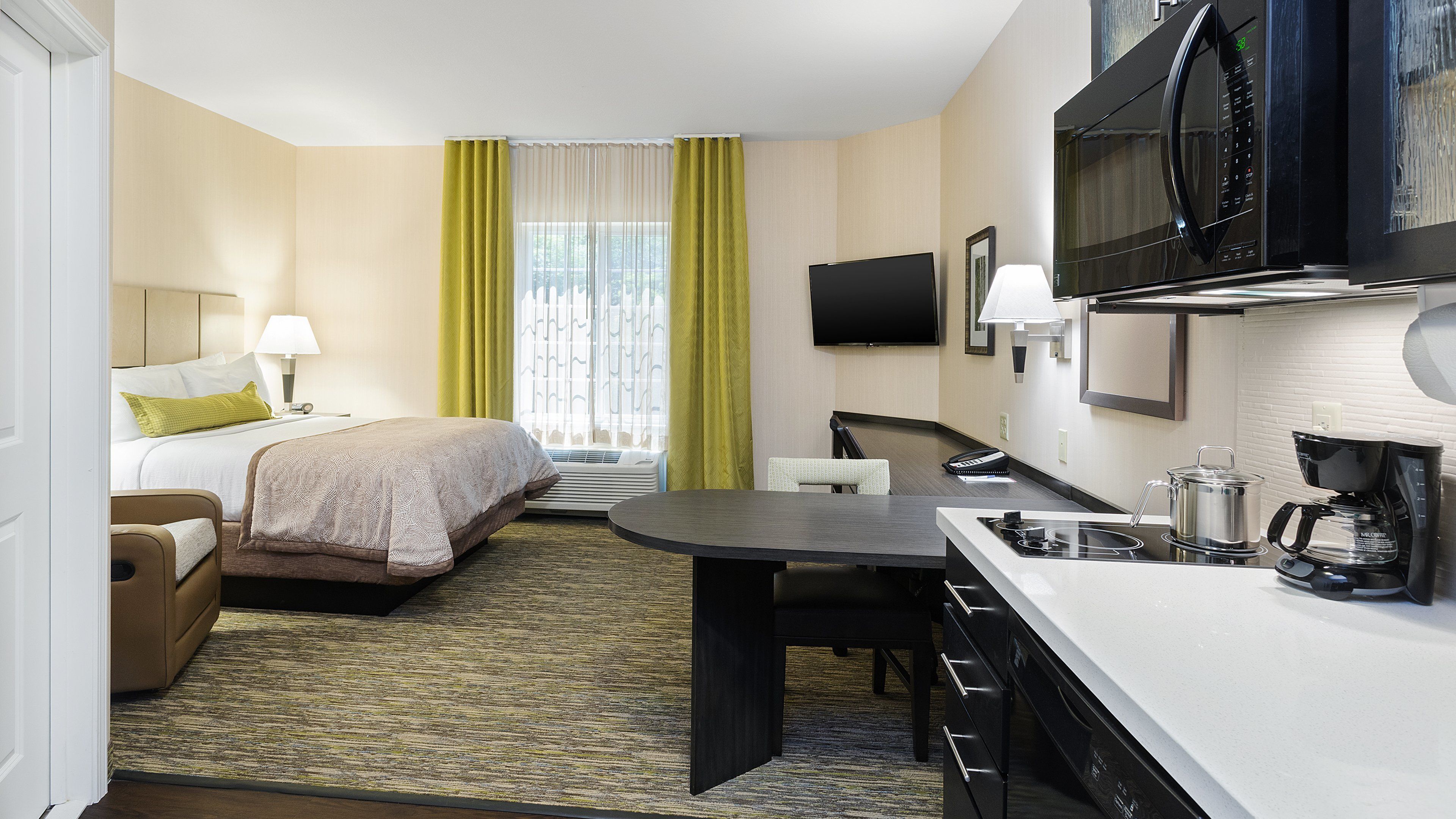 Studio Suite, 1 Queen Bed | In-room safe, desk, blackout drapes, iron/ironing board