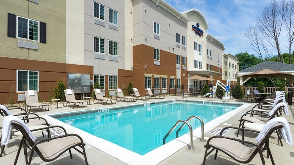 Seasonal outdoor pool, open 8:00 AM to 9:00 PM, pool loungers