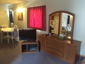 Deluxe Cabin, 2 Queen Beds, Kitchenette