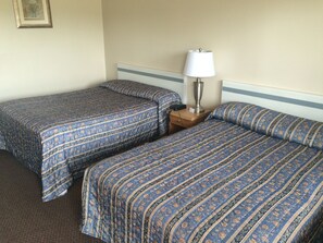 Desk, free WiFi - Pal's Motel (Medicine Hat)
