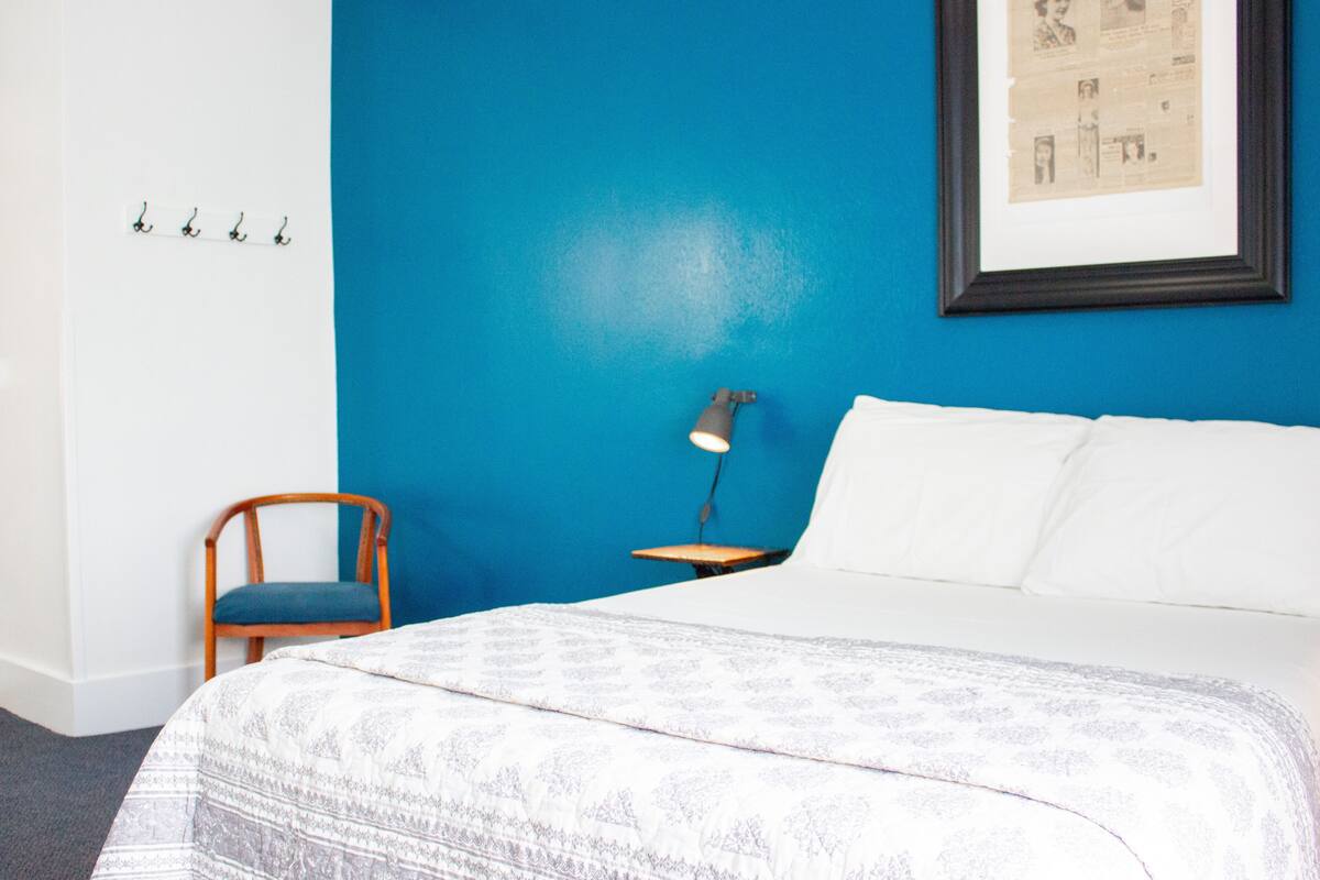 PRIVATE EURO ROOM (Private Room, shared bathroom with a full-sized bed. Sleeps 2.)
