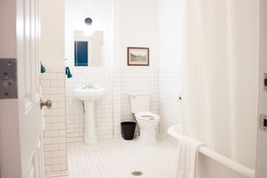 PRIVATE DOUBLE ENSUITE (Private Room, Private Bathroom, two full-sized beds. Sleeps 4.) | Bathroom